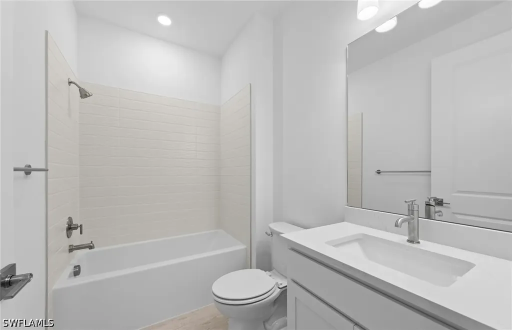 2072 Freemont Way Naples FL 34120