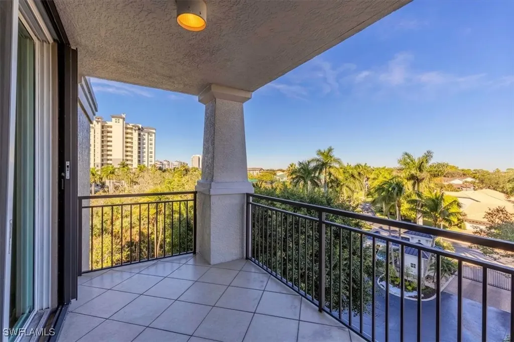 445 Cove Tower Drive Naples FL 34110