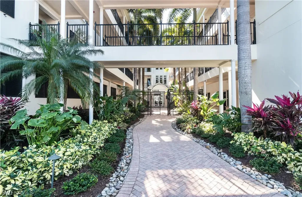 Naples FL, 1400 Gulf Shore Boulevard N, Unit 307