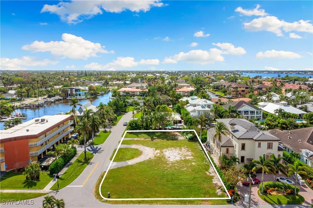1585 Pelican Avenue Naples FL 34102