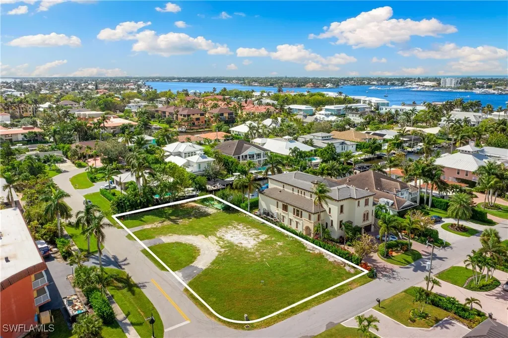 1585 Pelican Avenue Naples FL 34102