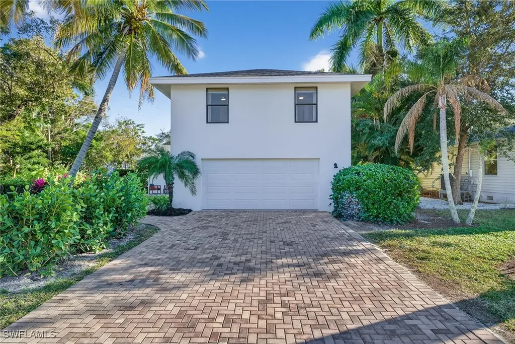1275 8th Avenue N Naples FL 34102