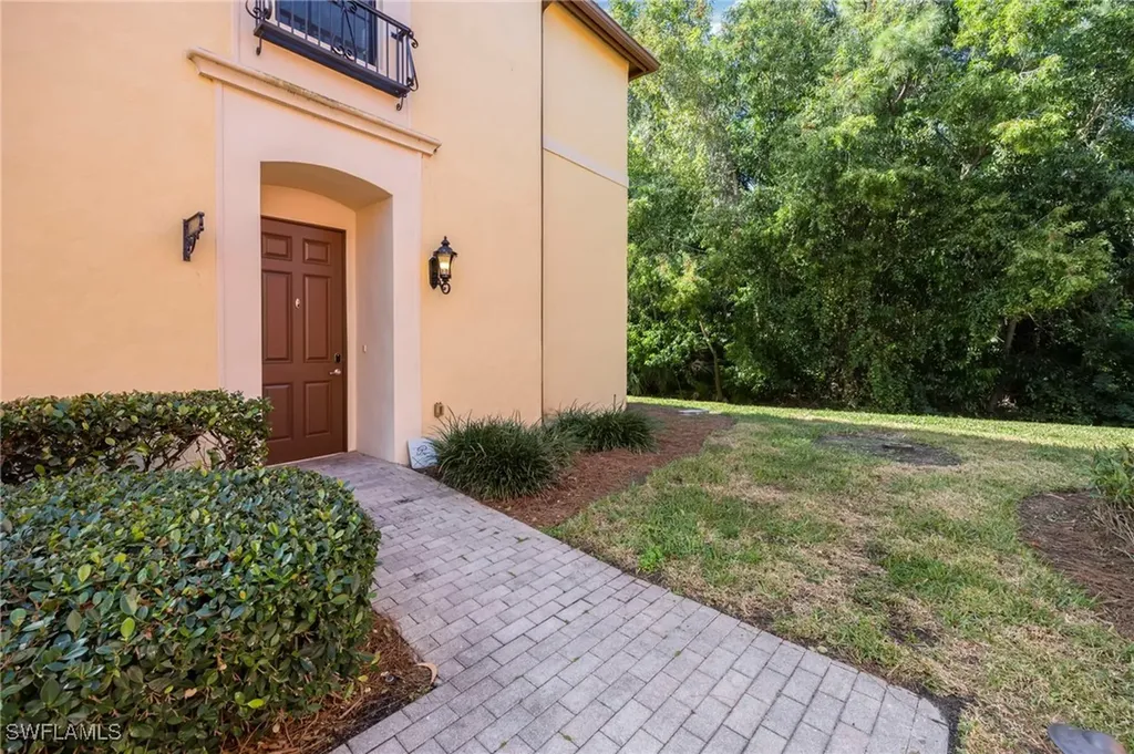 9145 Chula Vista Street Naples FL 34113