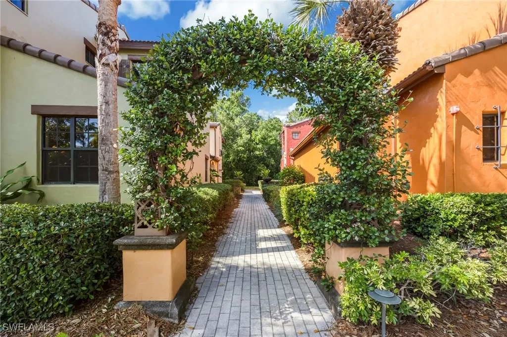 9145 Chula Vista Street Naples FL 34113