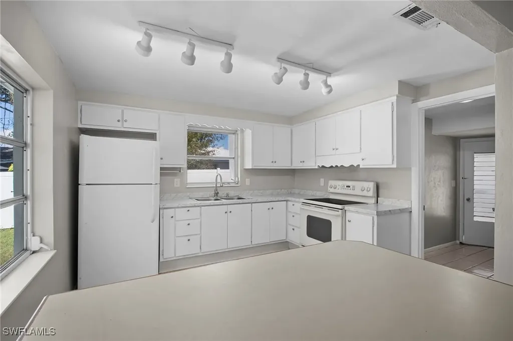 4244 Ellen Avenue Fort Myers FL 33901