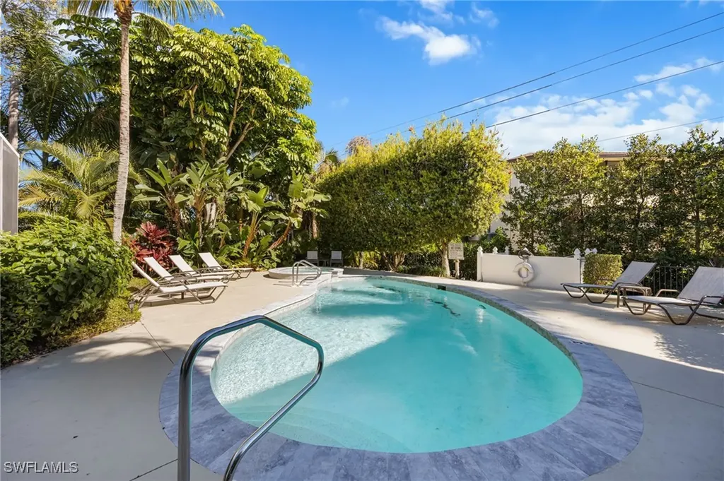 611 10th Avenue S Naples FL 34102