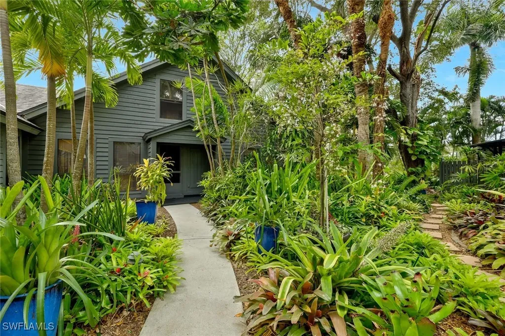 1329 Solana Road Naples FL 34103