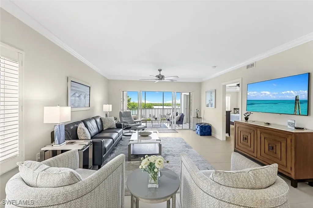 Naples FL, 13105 Vanderbilt Drive, Unit 306