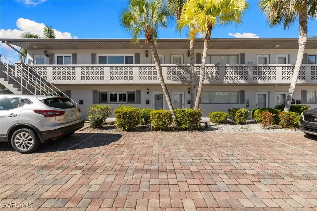 1686 Blue Point Avenue Naples FL 34102