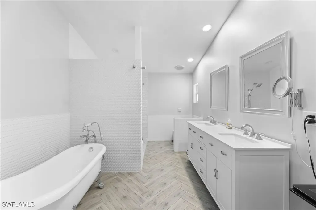 2467 Pine Woods Circle Naples FL 34105