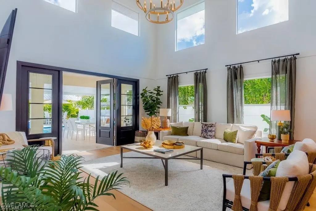 10082 Vanderbilt Drive Naples FL 34108