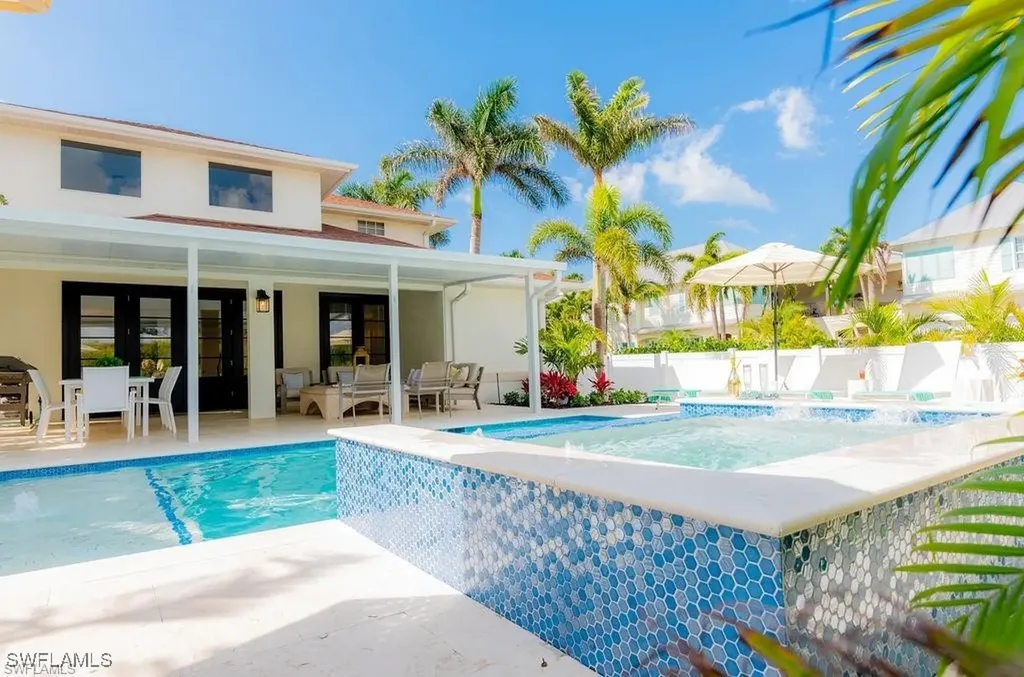 10082 Vanderbilt Drive Naples FL 34108
