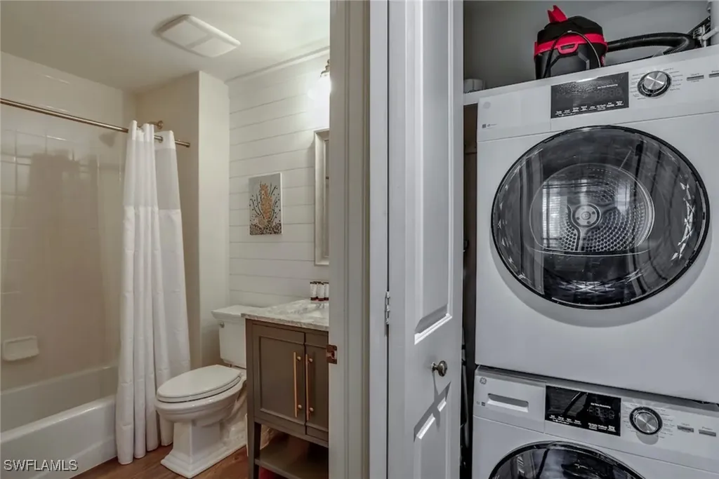 1045 Sandpiper Street Naples FL 34102