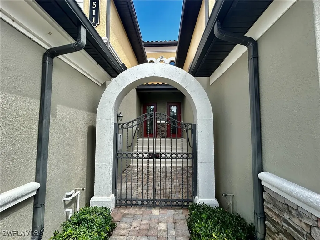 9511 Napoli Lane Naples FL 34113