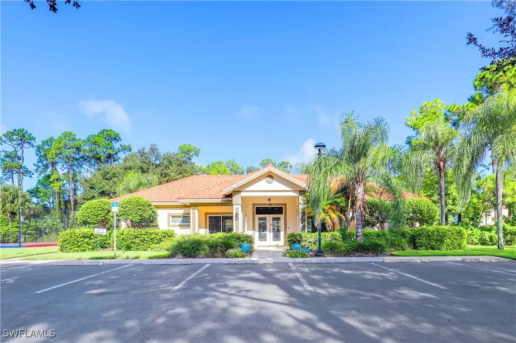 290 Robin Hood Circle Naples FL 34104