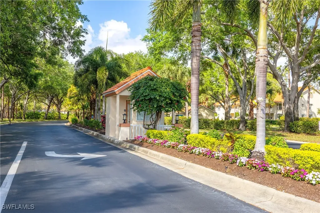 290 Robin Hood Circle Naples FL 34104