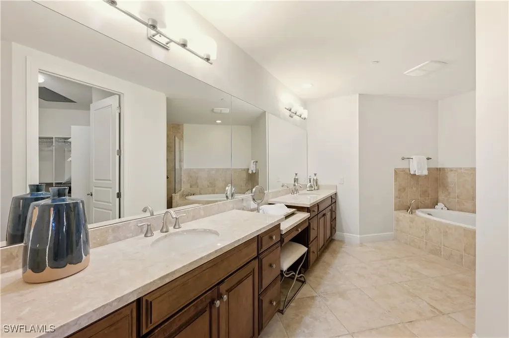 2555 Marquesa Royale Lane Naples FL 34109