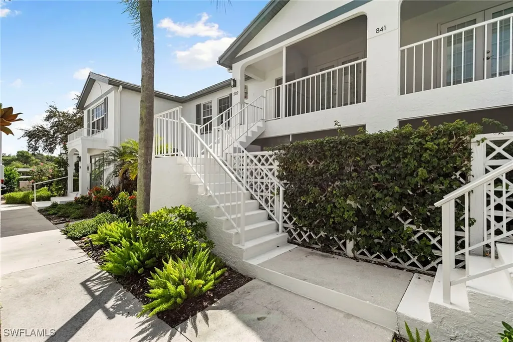 841 Tanbark Drive Naples FL 34108