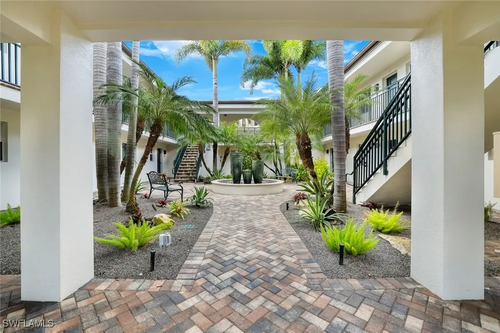 960 7th Street S Naples FL 34102