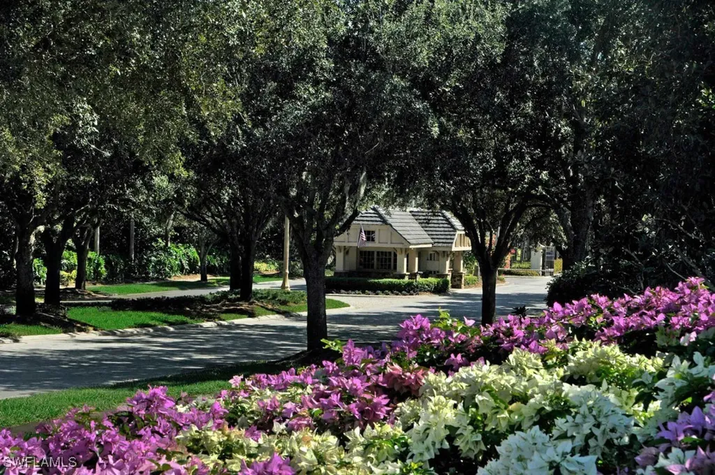 1052 Spanish Moss Trail Naples FL 34108
