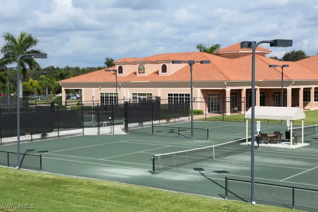 1052 Spanish Moss Trail Naples FL 34108