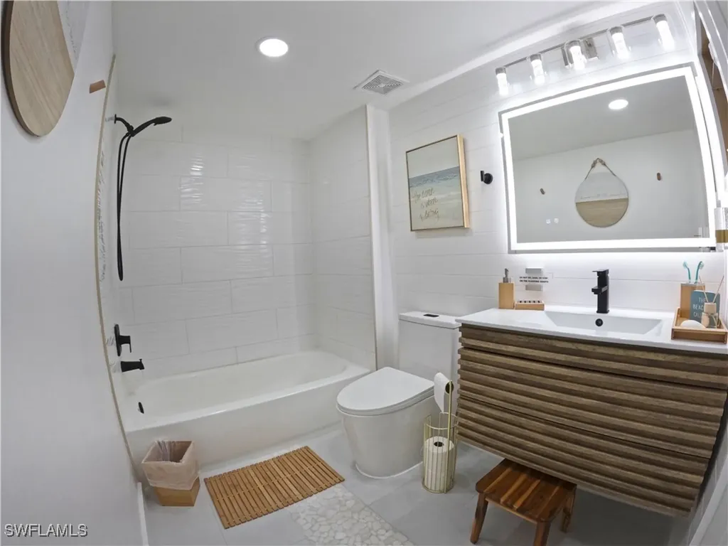 1160 Wildwood Lakes Boulevard Naples FL 34104