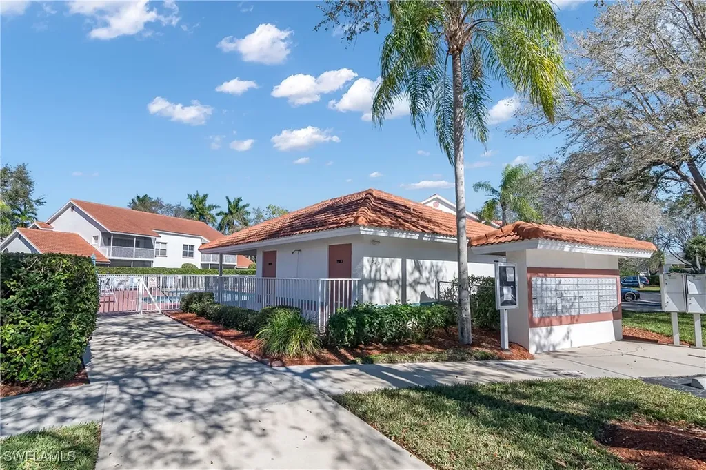 541 Windsor Square Naples FL 34104