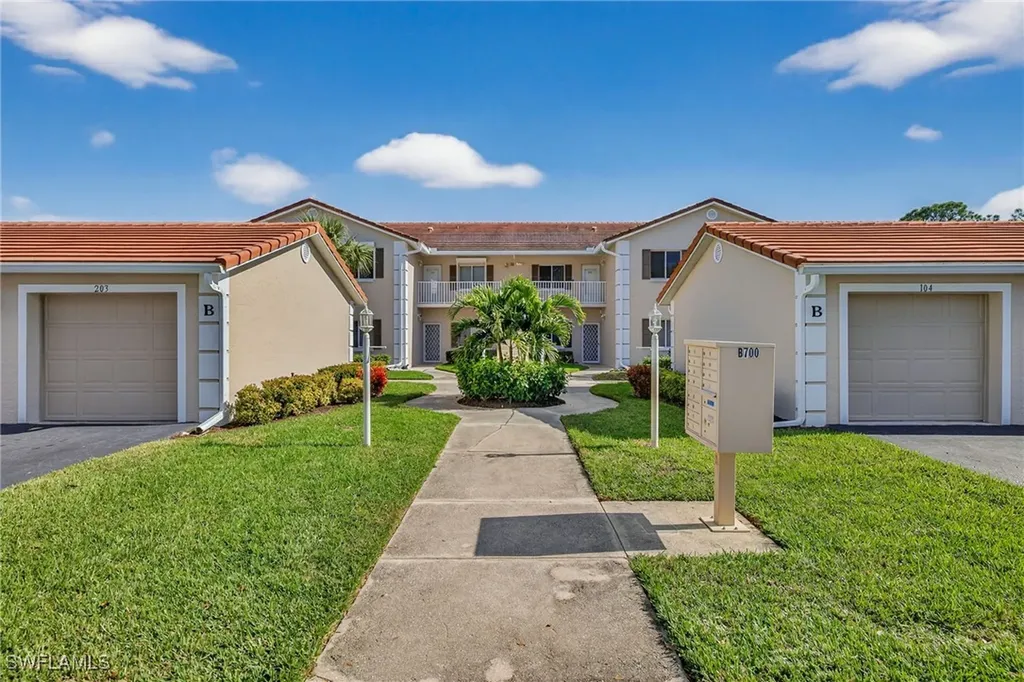 700 Saratoga Circle Naples FL 34104