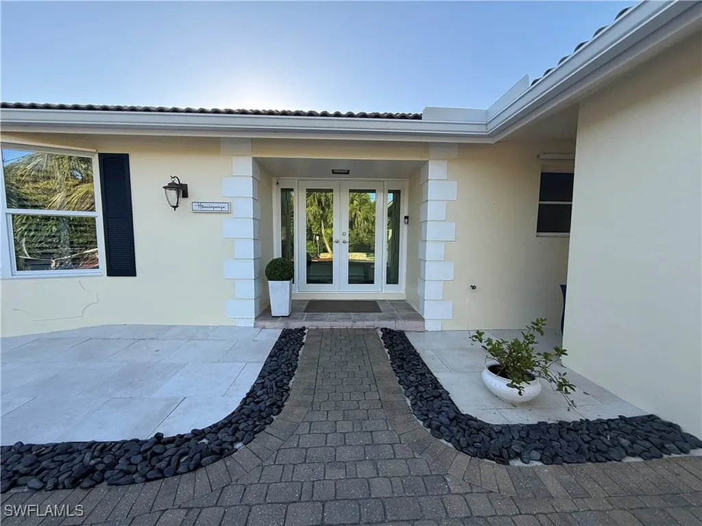 2120 Sandpiper Street Naples FL 34102