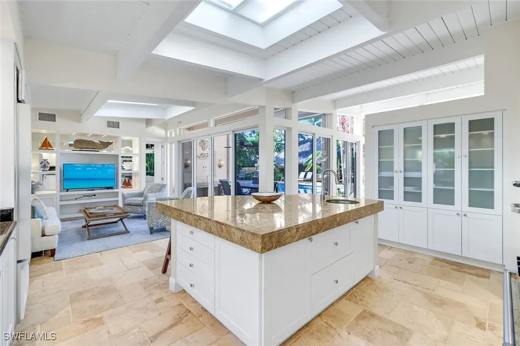 210 Central Avenue Naples FL 34102