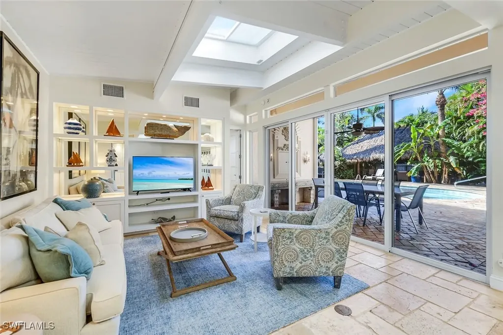 210 Central Avenue Naples FL 34102