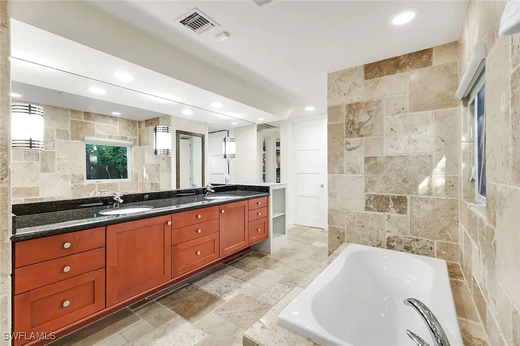 210 Central Avenue Naples FL 34102