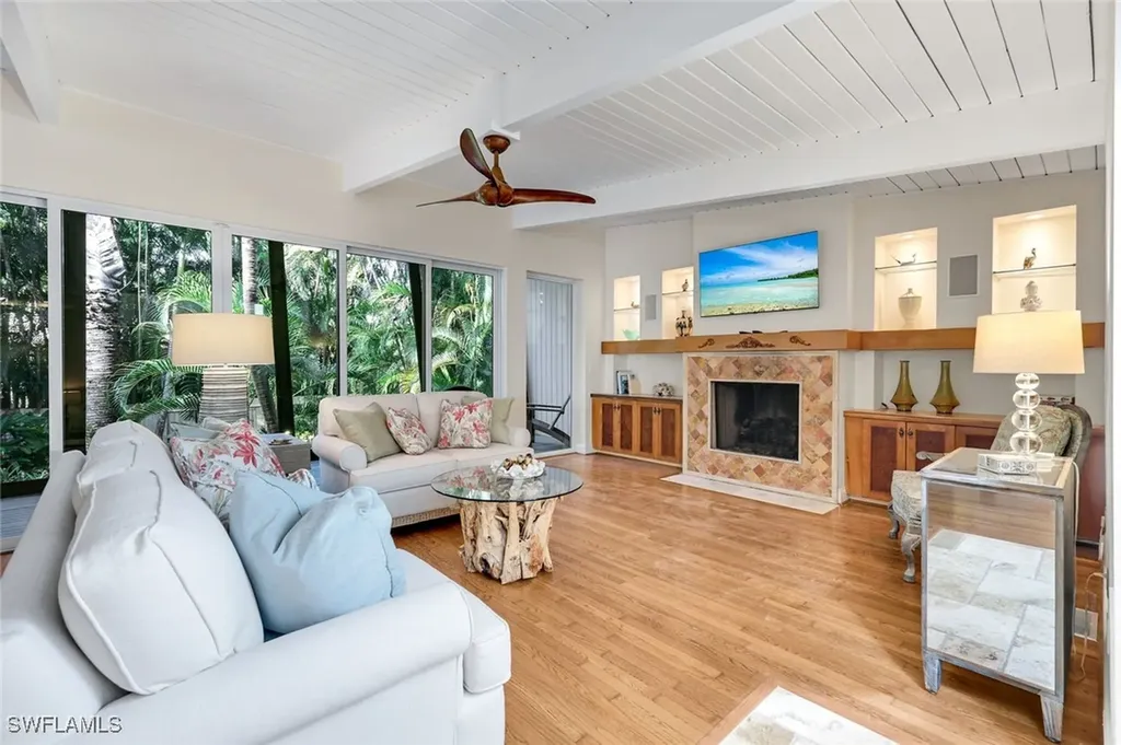 210 Central Avenue Naples FL 34102