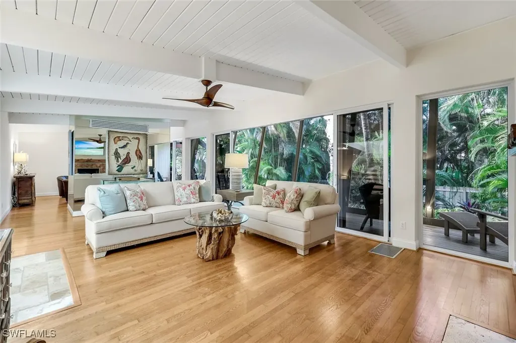 210 Central Avenue Naples FL 34102