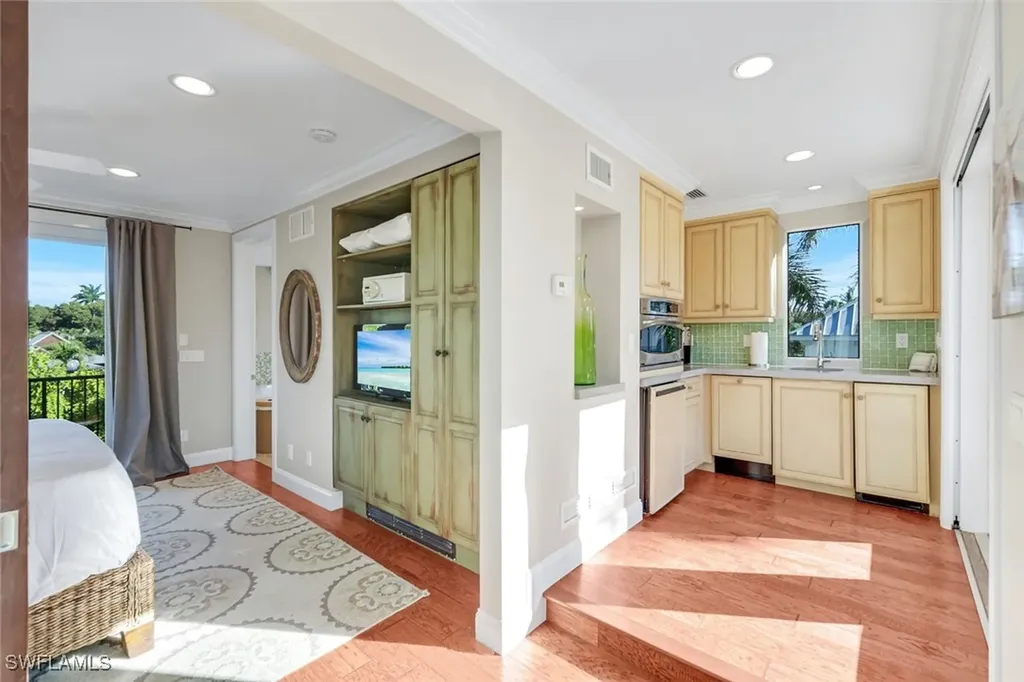210 Central Avenue Naples FL 34102