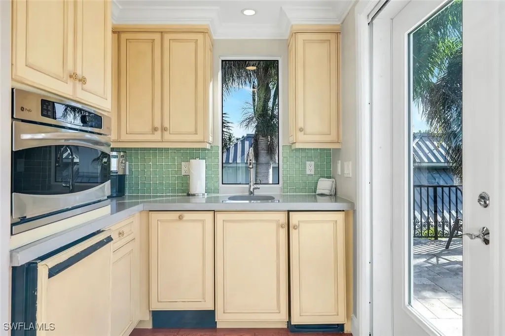 210 Central Avenue Naples FL 34102
