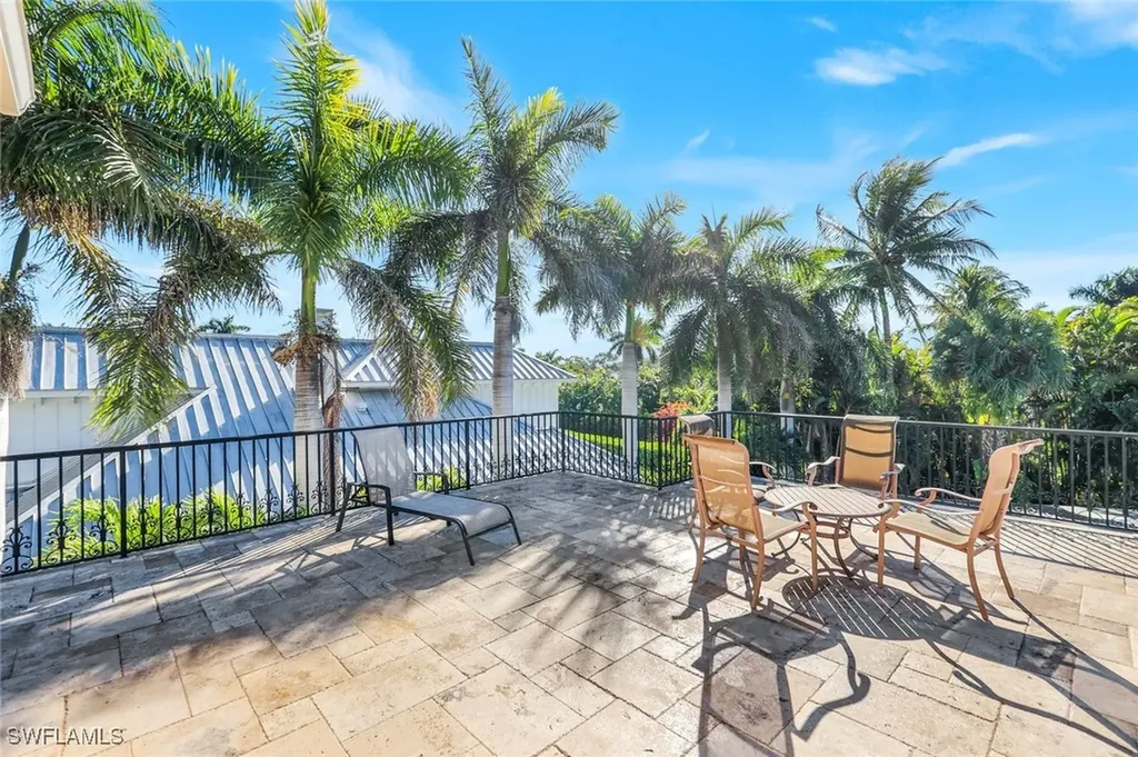 210 Central Avenue Naples FL 34102