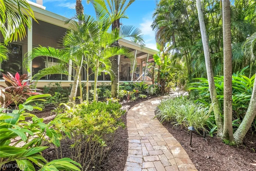 210 Central Avenue Naples FL 34102