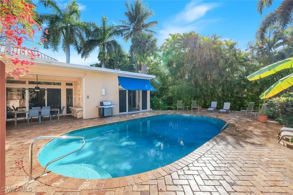 210 Central Avenue Naples FL 34102