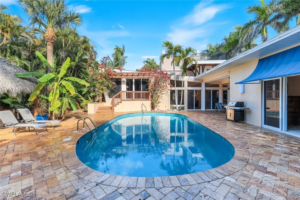 210 Central Avenue Naples FL 34102