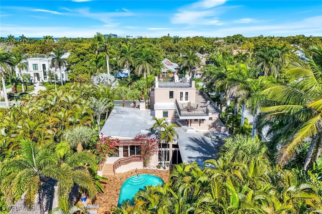 210 Central Avenue Naples FL 34102