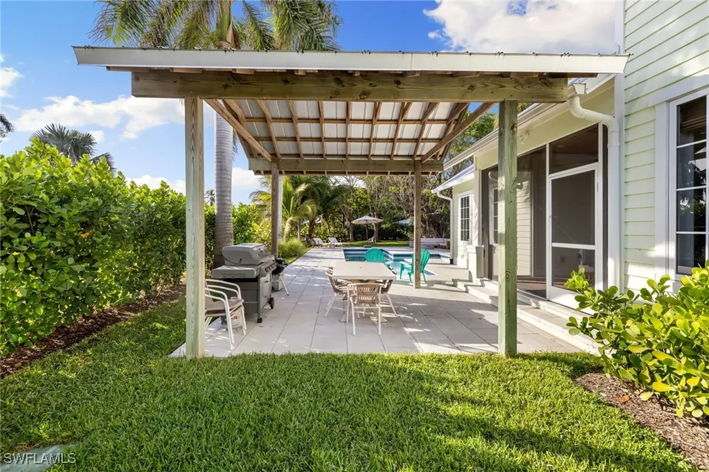 572 7th Avenue N Naples FL 34102