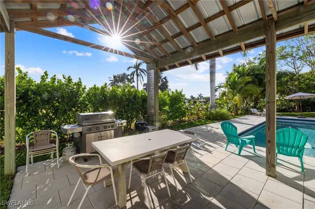572 7th Avenue N Naples FL 34102