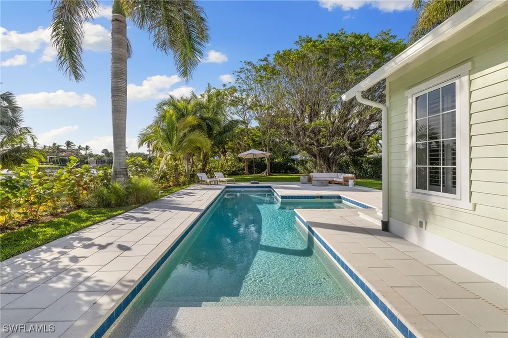 572 7th Avenue N Naples FL 34102