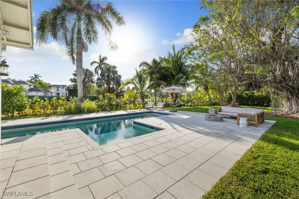 572 7th Avenue N Naples FL 34102