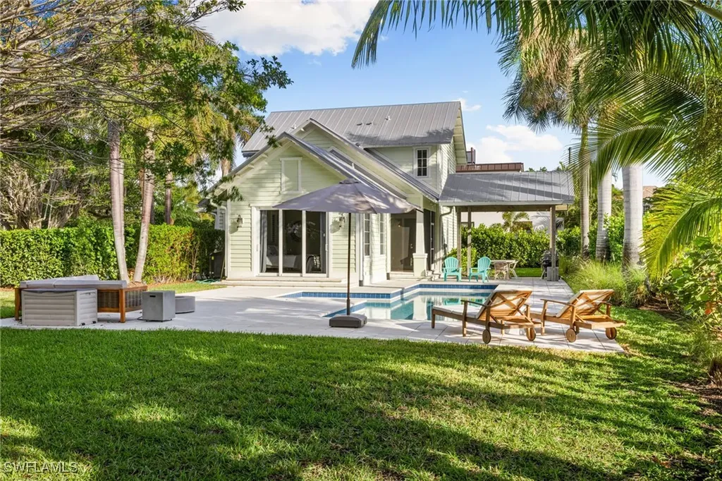 572 7th Avenue N Naples FL 34102