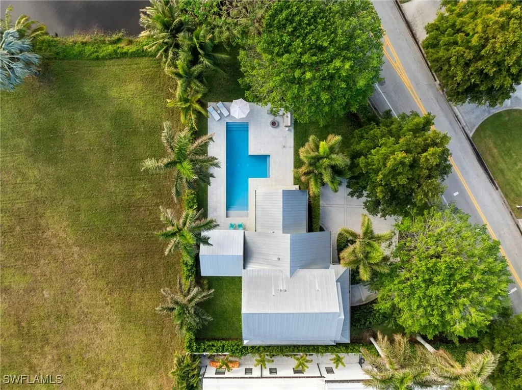 572 7th Avenue N Naples FL 34102