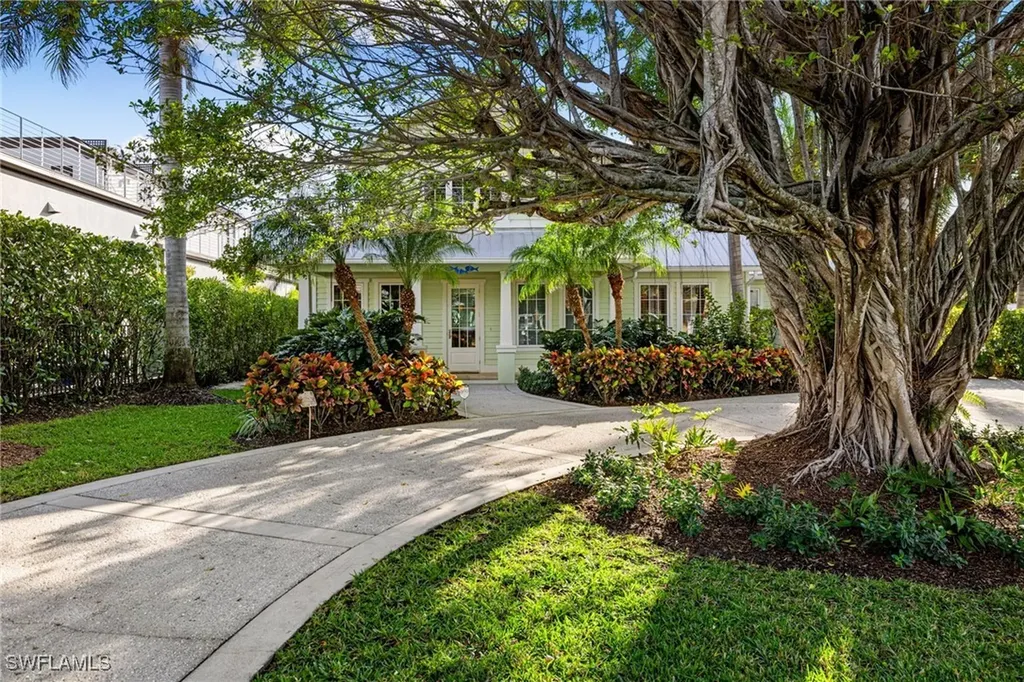 572 7th Avenue N Naples FL 34102