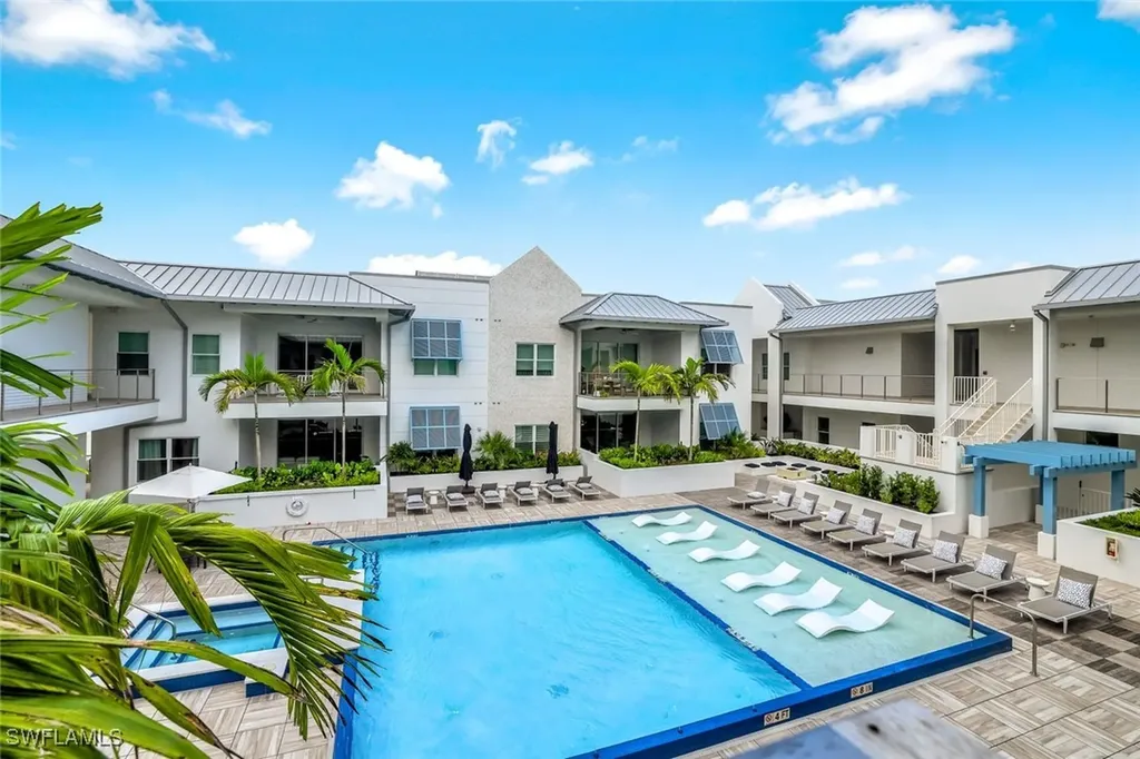 201 8th Street S Naples FL 34102