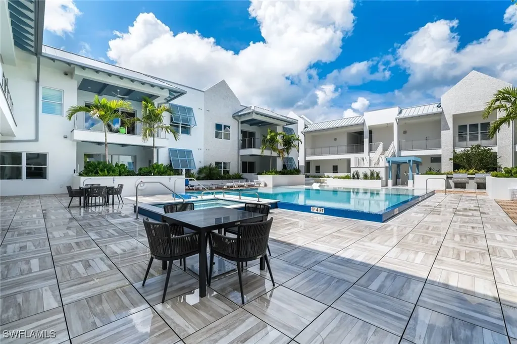 201 8th Street S Naples FL 34102
